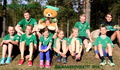 Urheilijoita ja ohjaajia pm-maastoviesteissä Perniössä